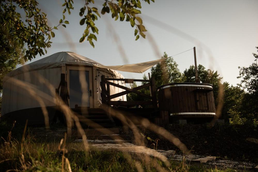 Jurty Z Widokiem, Prywatna Balia- Dzikolas Glamping Krasnobród Exterior foto
