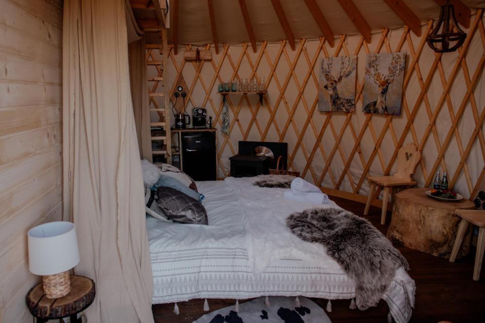 Jurty Z Widokiem, Prywatna Balia- Dzikolas Glamping Krasnobród Exterior foto